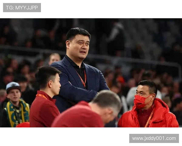 姚明摆头瞬间引发热议球迷纷纷解读背后的深意与情感