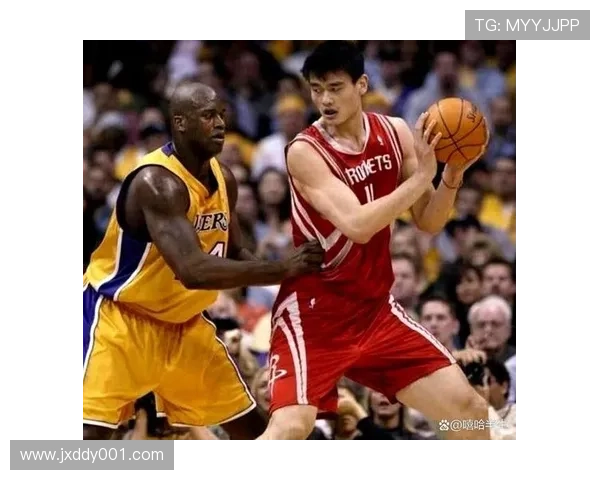 姚明霸气现场引发热议球迷狂欢致敬篮球传奇的精彩瞬间