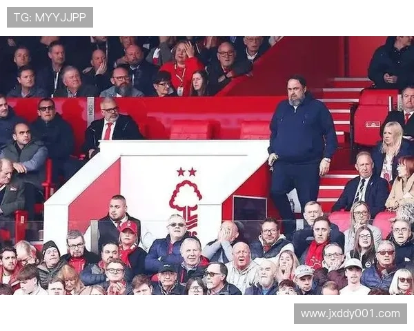 奥林匹亚科斯主帅批评红牌判罚称球队正渐入佳境却被干扰